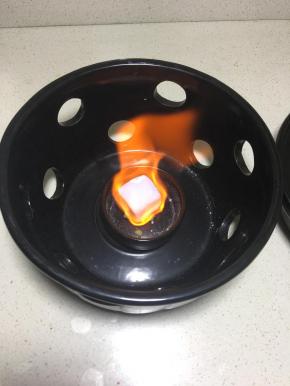 酒精炉里点上酒精球。