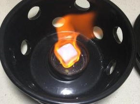 酒精炉里点上酒精球。
