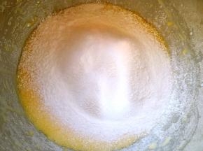 过筛低筋面粉，画Z字搅拌均匀，无面粉颗粒