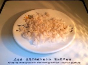 南极磷虾肉提前室温解冻，然后放入微波炉中，盖好盖子，加热50秒至熟。