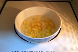 在放有玉米粒的碗内加入适量的水，盖好盖子，放在微波炉中加热2分钟至熟。