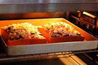 入预热的烤箱中层，上下火180度，烘烤13～15分钟，待表面的奶酪化掉即可。