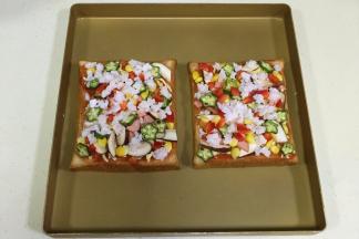 再继续放上切好的秋葵、红椒以及南极磷虾肉。