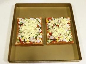 撒上剩下的马苏里拉奶酪。