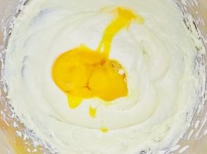 分三到四次加入打散的蛋液，用电动打蛋器打发至融合