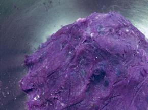 然后加入提前蒸熟压碎的紫薯泥，翻拌均匀，将面糊倒入模具，送入提前预热好的烤箱中层，160度50分钟左右。烤好后迅速脱模冷却，然后送入冰箱冷藏。