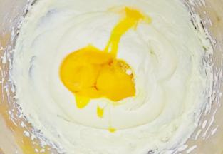 分三到四次加入打散的蛋液，用打蛋器搅打均匀