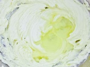 每一次都要等到黄油和蛋液充分融合之后再加入下一次