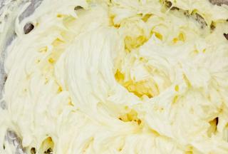 完全打发后的黄油体积明显膨大，变的蓬松