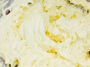 完全打发后的黄油体积明显膨大，变的蓬松