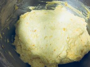 加入蒸熟的南瓜泥，用刮刀轻轻翻拌均匀