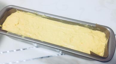 然后倒入模具中，可以适当添加一些熟板栗仁增添风味。然后送入预热好的烤箱中层，160度50分钟左右