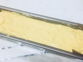 然后倒入模具中，可以适当添加一些熟板栗仁增添风味。然后送入预热好的烤箱中层，160度50分钟左右