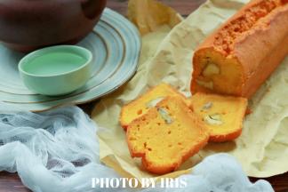 烤好后的蛋糕需要立即脱模，冷却，然后用保鲜膜包好送入冰箱冷藏