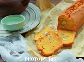 烤好后的蛋糕需要立即脱模，冷却，然后用保鲜膜包好送入冰箱冷藏