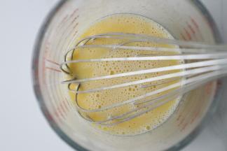 把黄油隔热水融化后加入牛奶和蜂蜜搅拌均匀。