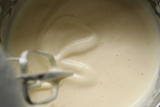 4个全蛋加入35G白砂糖和柠檬汁后低速打发至能画出纹路且不易消失的状态。