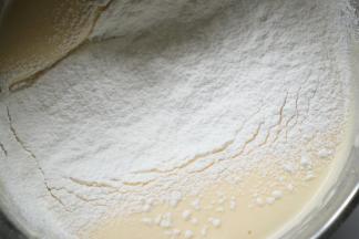 筛入低粉，翻拌均匀（蛋液会消泡变少，没关系，不要过度翻拌就行）