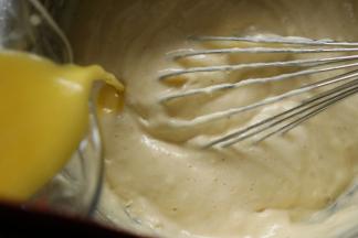 沿盆边倒入第一步搅拌好的牛奶黄油。再次快速翻拌均匀