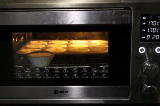 烤箱170度预热三分钟，网架中下层，上下火烘烤20分钟即可。