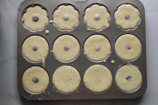 翻拌好的面糊倒入学厨金色12连杯不粘迷你甜甜圈模具中。