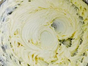 打发后的黄油明显颜色变浅，体积变大