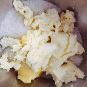 奶油奶酪、黄油、糖粉，室温软化后用打蛋器打发