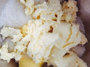 奶油奶酪、黄油、糖粉，室温软化后用打蛋器打发