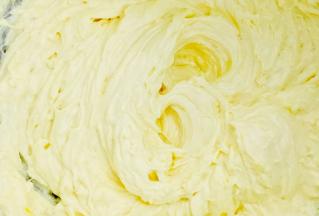 打发后的黄油糊会变得蓬松