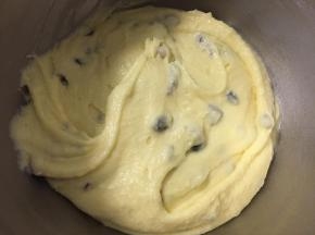 然后加入切碎的蔓越莓干（可不加），翻拌均匀。倒入模具中，送入预热好的烤箱中层，160度，50分钟左右