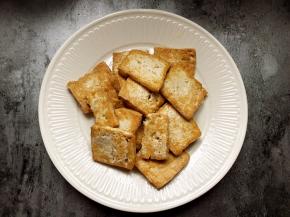 煎好的豆腐出锅备用。