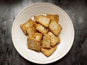 煎好的豆腐出锅备用。