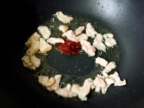 加入适量豆瓣酱炒出香味。