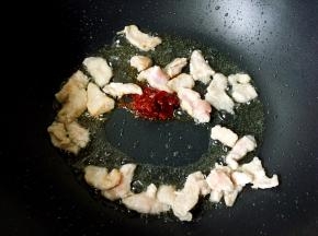 加入适量豆瓣酱炒出香味。