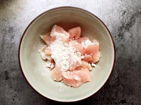 瘦肉切片加入适量淀粉拌匀。