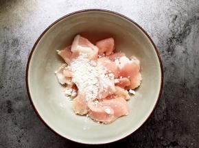 瘦肉切片加入适量淀粉拌匀。