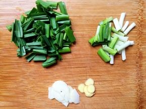蒜苗切段，蒜头和叶子分开。蒜、姜切片。
