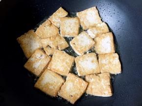 煎至两面金黄即可。