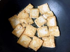 煎至两面金黄即可。