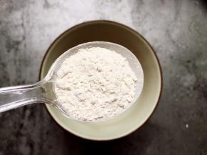 另取碗加入一勺淀粉、一勺生抽、两勺清水拌匀。