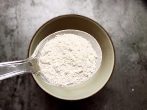 另取碗加入一勺淀粉、一勺生抽、两勺清水拌匀。