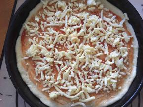 刷上番茄酱，撒上马苏里拉芝士