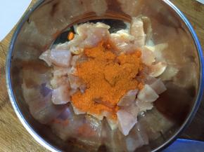 鸡肉洗干净，切成块，倒入奥尔良腌料