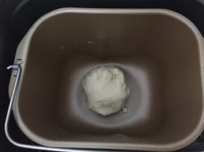 不用出膜，成团均匀即可，等待发酵，我在面包机里发酵了一小时