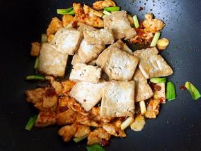 放入豆腐翻炒均匀。