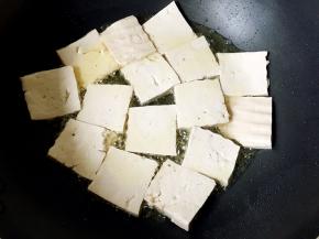 放入炖豆腐煎制。