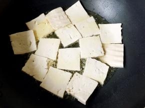放入炖豆腐煎制。