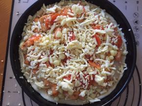 再撒上一层马苏里拉芝士，放入预热好的烤箱180度中层，上下火15分钟，