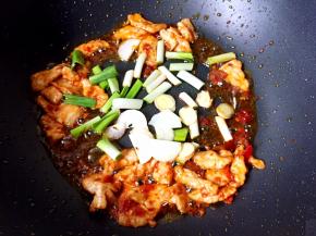 加入蒜苗头、生姜、大蒜翻炒均匀。