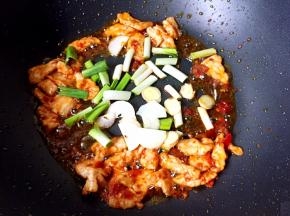 加入蒜苗头、生姜、大蒜翻炒均匀。